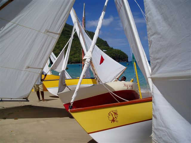 Valb�tar uppdragna p� stranden p� Bequia
